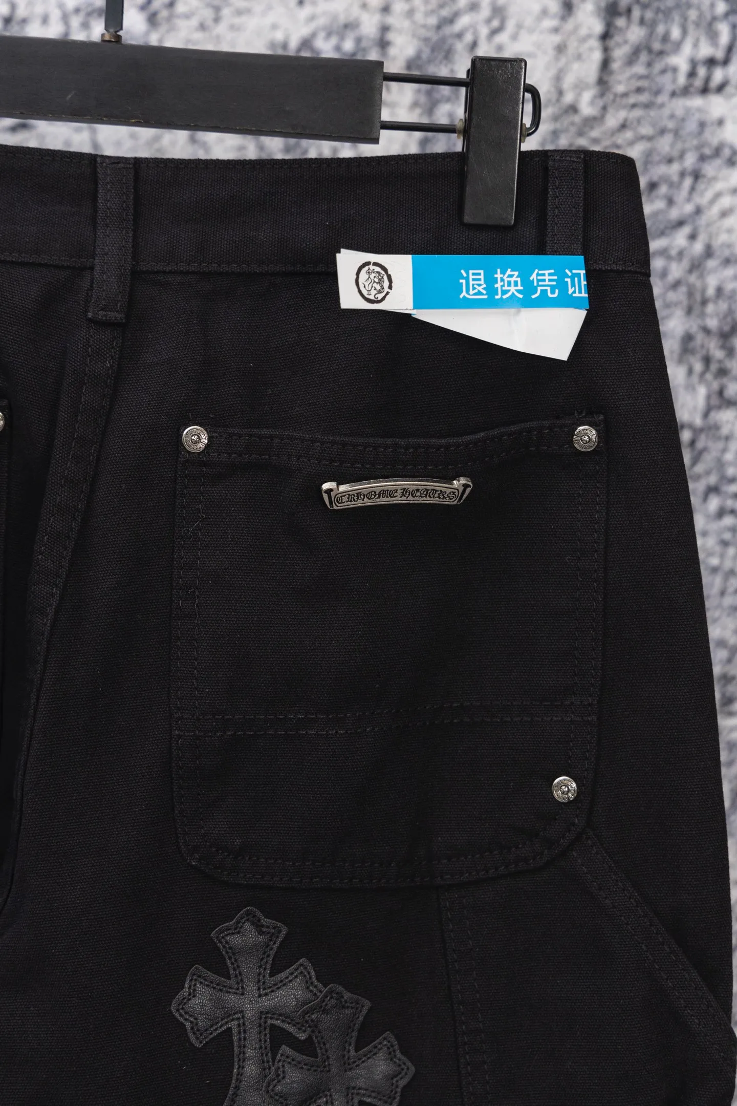 P270 CH Chromehearts pure black cross-stitched leather black workwear jeans and logging pants. The cabinet price is 34W level. The patches are decorated with cross flowers and washed jeans! ! An absolutely high-end luxury product, a 1.9W-level god-level single product, a super popular product, made by top heavy industry, a magic weapon that cannot be missed! [About Zangyin] This is an extremely luxurious fashion brand that can also be called the aristocracy of the high street. It has always been an exclusive brand for some hipsters or rich second generations. Compared with ordinary high streets, it is more luxurious and noble. Compared with luxury brands, it is more fashionable and individual. It has always been a brand that I have a special liking for. [Top heavy industry fashion design] Consistently high-street luxury style. Speaking of this style, the Zangyin family and GU family are definitely the leading representative brands. Especially the Zangyin family has really achieved a state-of-the-art effect in creating high-street style. The unique washed material is used to create this style. The color system is already quite eye-catching. After it is decorated with patchwork cross flowers, it cleverly highlights the charm of the brand. Secondly, this style uses classic The high-waist cutting design highlights the long legs and fashionable temperament of the upper body. The brand is highly recognizable and the slim fit configuration is more suitable for daily wear. It is a product that interprets personality, fashion, and specifications at a glance. This single product is enough to make any fan excited. It can be a white T-shirt for a youthful college style, or a tight suspender for a royal style. It has strong matching ability and can be easily controlled by men.  [Materials and craftsmanship] Needless to say, this point goes without saying. As an excellent craftsman brand, Zangyin’s requirements for details and craftsmanship are really perfect. The washed color of this model has gone through so many processes, not to mention the embellishment of denim appliques. It is also purely hand-made and sewn. Just like what they believe in, only hand-made things have soul and have the meaning of wear. A top-notch heavy-duty fashionable denim item, I look forward to your perfect interpretation! !  Color: Black Size: 28-36